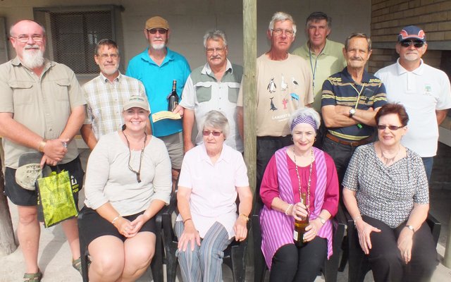 Gansbaai Pistoolklub se trofeÃ«- en sertifikaatwenners, met voor vlnr Debi Land, Francis Lourens, Magdaleon Le Roux en Kathy Hammond. Agter vlnr is Wayne Paizes, Steve Celliers, Koos Jordaan, Hans Schilhorn, Frans De Wett, Andy Hammond, Alec Kitley en Johan van der Mescht.
